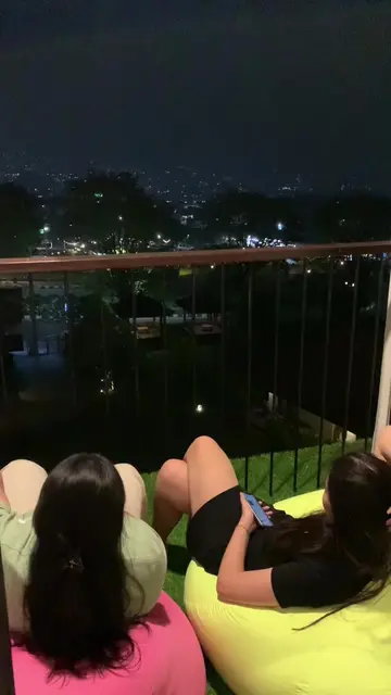 Kalo malem view citylights kalo pagi view mountain tpi hari itu ketutup awan ☺️ 