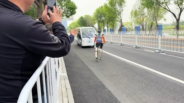 Robot! Surprised? Unexpected? BeijingYizhuangRobotMarathon  #YizhuangRobotHalfMa