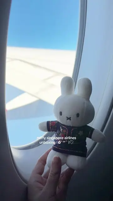 her little kebaya is so CUTEEE @Singapore Airlines @KrisShop #miffy #miffyandfri