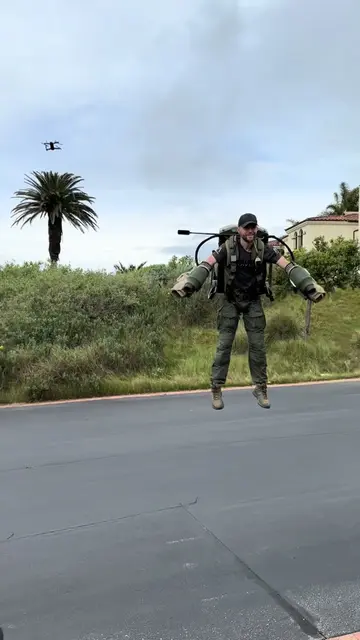 How to make an entrance! 🚀✨ #jetsuit #gravityindustries #takeongravity #gravity