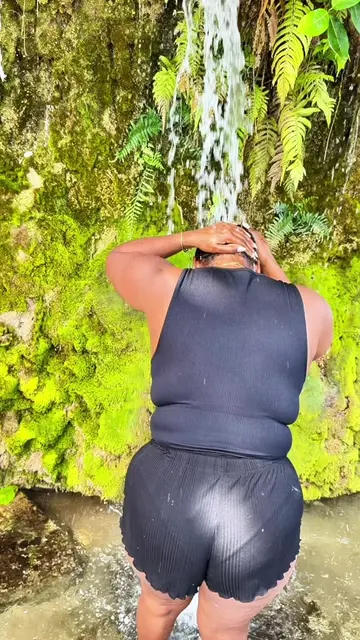 Imagine been able to just wash your hair at the water fall ☺️🇯🇲 #jamaicavlog #