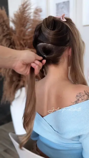 Top 5 Empfehlungen für Leichtigkeit in den Frisuren: 1️⃣ Am Ansatz kreppen – für