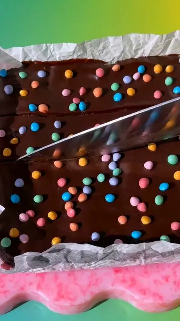 Woke up feeling nostalgic today 🤓 These 4-ingredient COSMIC BROWNIES did not di