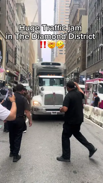 Huge traffic jam in the Diamond District NYC 💎😂#knicks #diamonddistrict #47th 