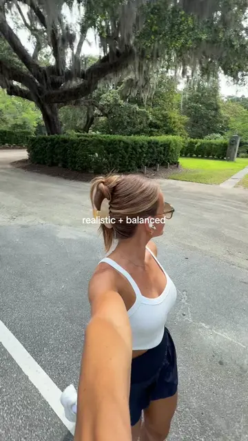 focusing on balance, always!! 🧘🏼‍♀️⛅️🥬🍫🍊 #fulldayofeats #whatieatinaday #fd