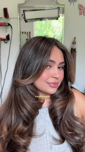 Suede brunette hair 🤎 the bleeeend!!! This color is perfect for a client with v