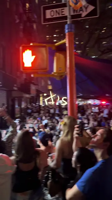 knicks in five outside my local bodega that’s gone viral or what? #knicks #nbafi