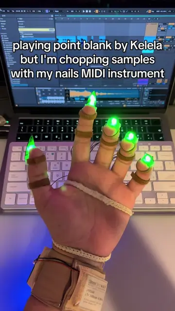 chopping this beautiful intro with my nails!!! NEW AVATAR 🖤 @Kelela @Arduino @A