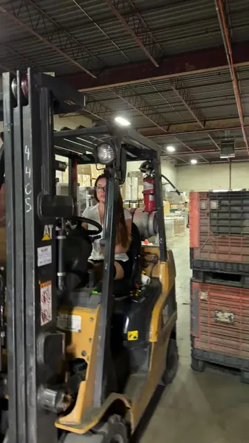 How long do u think she’s been operating the forklift?  #warehouse #worklife #fo