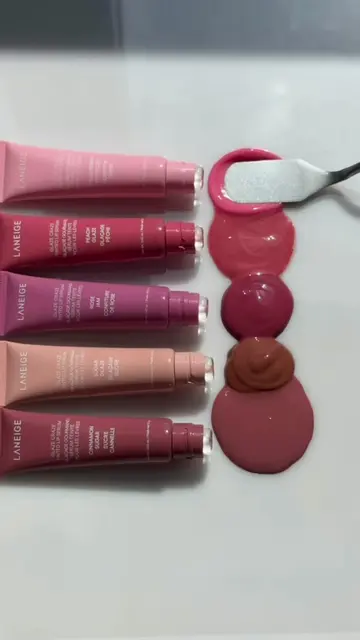 Testing out which shade of Glaze Craze is coming with us this summer. ☀️💋 Here’