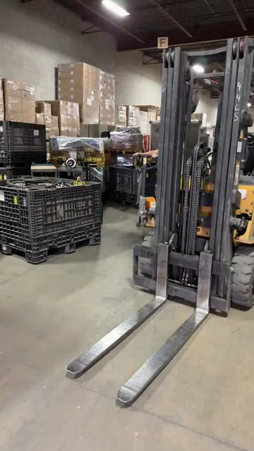 Please tell me I’m not the only one who does this🤣  #warehouse #worklife #forkl