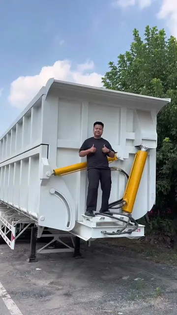 Side tipping dump semi-trailer, equipped with a hydraulic automatic door opening