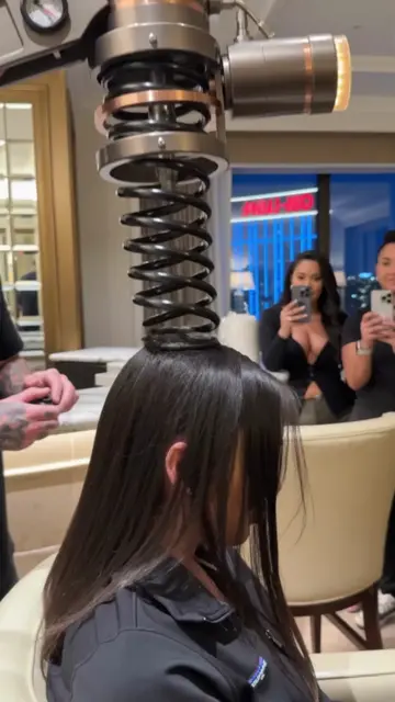 this is a real LA salon and i'm not okay 😭🇺🇸 the robot one got me 🤖 which on