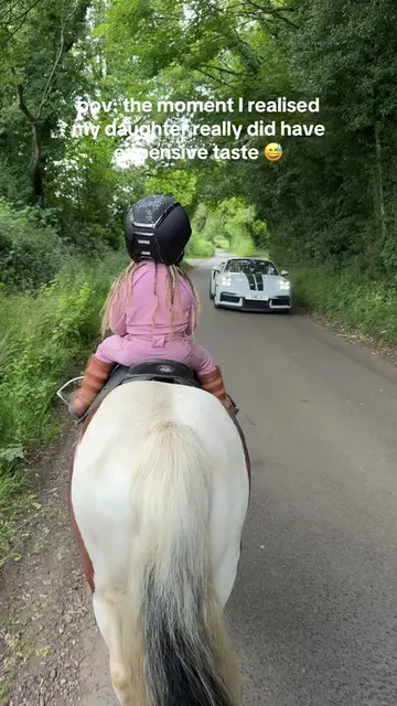 She definitely didn’t wave like that to the Mazda 5 minutes beforehand 😅🐴 #mot