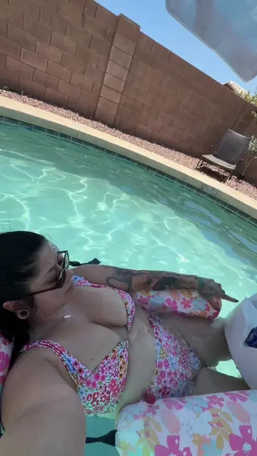 Not the type to sit by the pool, I need to be in the waterrrrr & this floating p