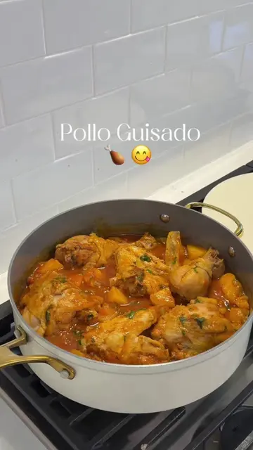 Nothing beats a plate of homemade pollo guisado with white rice 🤍 Simple ingred
