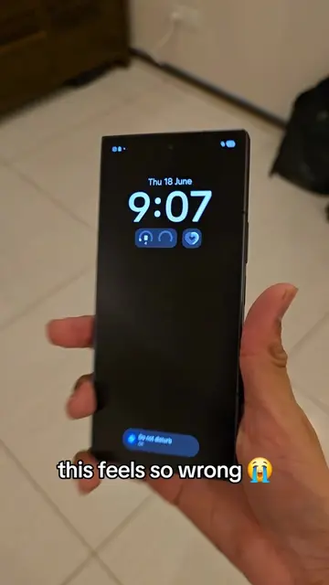 opening the z fold one handed feels so wrong #galaxyzfold7 #foldable #techtok 