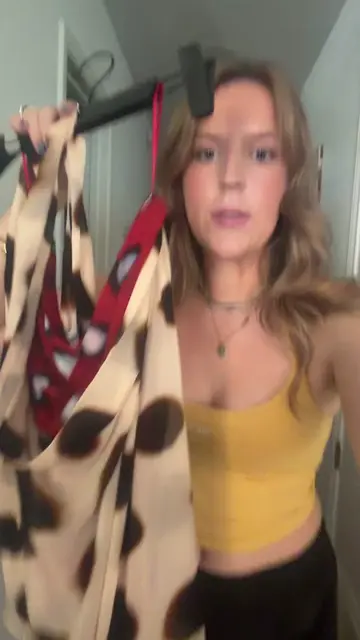 Help do I keep this skirt?? It was all over my feed and I fell in love with it. 