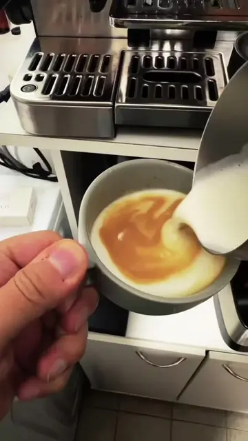 ¿Quieres hacer un capuchino o latte pero la leche te queda fría? ☕🥛 En el Episo