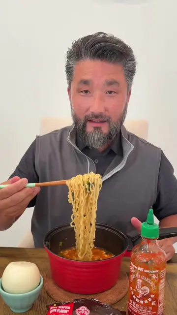 Who else eats their raw onion with Sriracha? 🤤