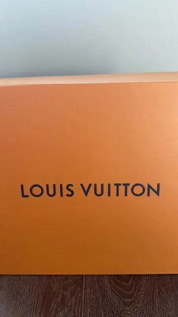 Join me as I unbox my early birthday gift from the hubs! Say hello to the Noé!  