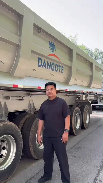 Rear dump semi-trailer, suitable for transporting bulk materials such as coal, o