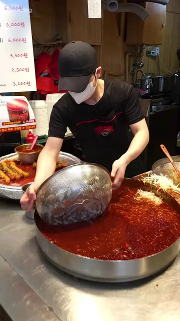 Popular Korean Hellfire Tteokbokki - Korean Street Food   🗺️ Location: 88, Cheo