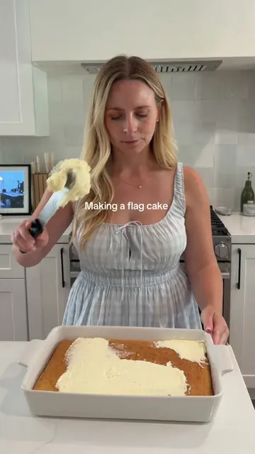 Making an American flag cake 🇺🇸🍒🫐🍓✨ #flagcake #anericanflagcake #berryflagc