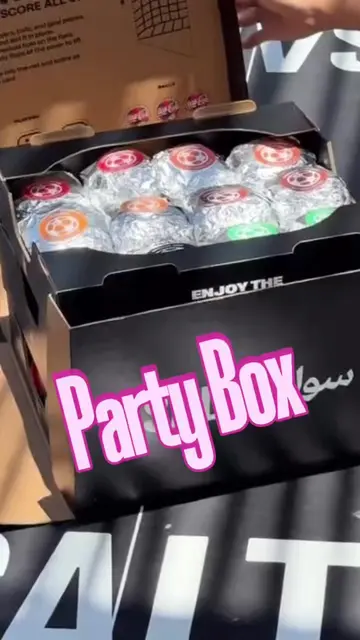 🍔📦 Packaging that customers will actually post. Burgers on top, fries and sauc