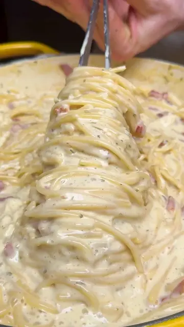 Creamy Goat Cheese & Honey Linguine🍯🧀🍝 A handful of ingredients, a few simple