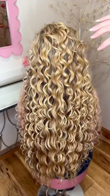 How to achieve the OG Taylor Swift curis, but make it heatless! 1. Start with a 