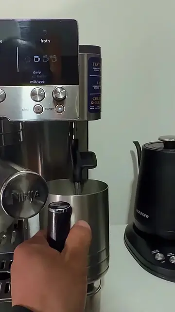 ¿Sabías que limpiar tu lanceta con un paño húmedo no es suficiente? ☕️⚠️ En la s