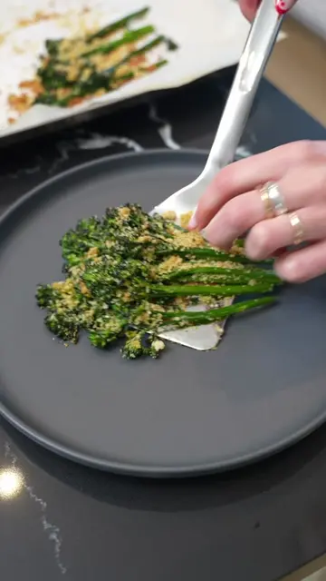 How to make baby broccoli and pangritata 🍋  Recipe is on my website, go to the 