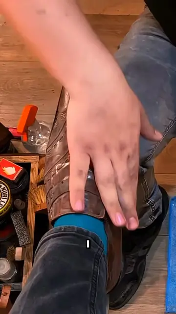 Shoe shining 🌟 #asmr #leathercleaning #asmrcleaning #shoecleaner 