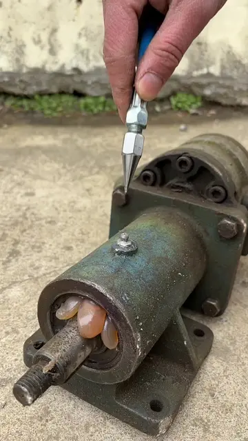 Double-handle locking grease nipple