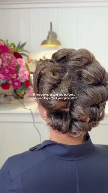 Learn with me through the link in my bio 🎀 #pincurls #howtopincurl #pincurltuto