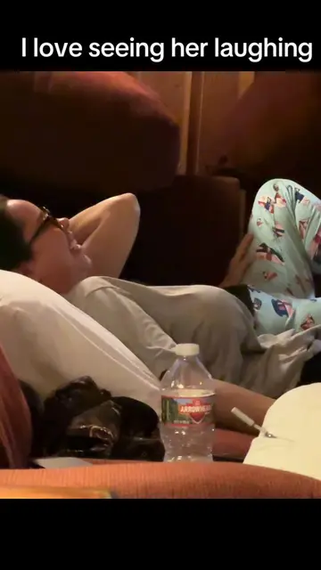 @𝖬𝖺𝗋𝗂𝗌𝗈𝗅 🎂 6/25 🥳💕 Daughter and Mum watching #netflix #fun #viral #lau