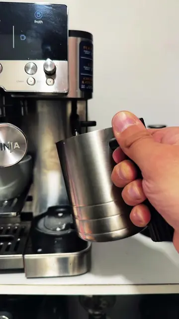 ¿Quieres microespuma perfecta para tu arte latte? 🥛✨ En el Día 10 de 20 de nues
