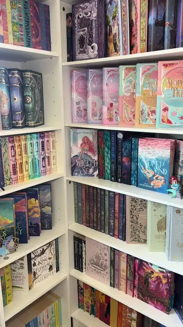 Unbox my June Romantasy FairyLoot subscription, except it’s not what I’m expecti