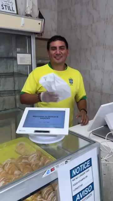 Luis is still waiting to give away some bread for free. 😝