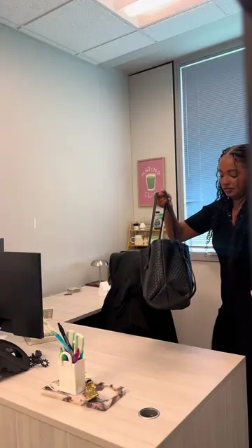 Back in the office from vacay  #corporategirly #workvlog #typingasmr #officevlog