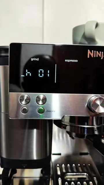 ¿Tu cafetera tiene fallas o solo tocaste algo que no debías? ☕️⚠️ En el Día 11 d