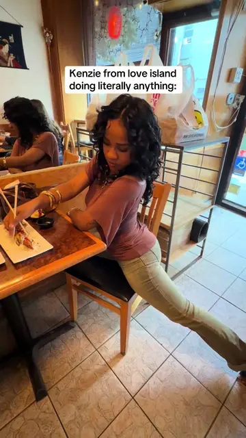 She hits the splits every chance she gets fr #kenzieloveisland 