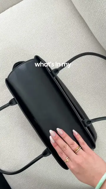 Little pockets and sections for everything <3 #whatsinmybag #leatherbag #iconbag