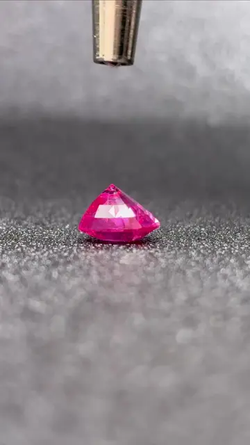 Not a ruby… but people think it is. 3.13ct Mahenge Spinel Tanzania origin Neon p