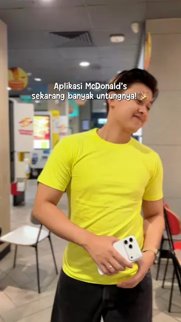 Ternyata pakai Aplikasi McDonald’s lebih praktis dan banyak untungnya. 🍟📱 Bisa