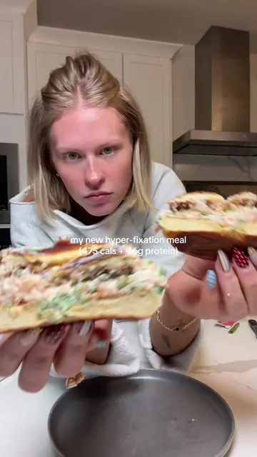 The way I’ve been eating this on repeattt🥯🍅🍣 (475 cals + 46g protein/ bagel) 