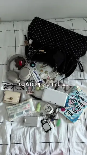 oops i dropped my bag trend ! 👜✨ soso cute omg  ib @/iivxness on instagram #bag