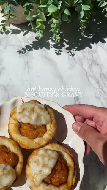 hot honey chicken biscuits & gravy babyyyyy #snack #foodtiktok 