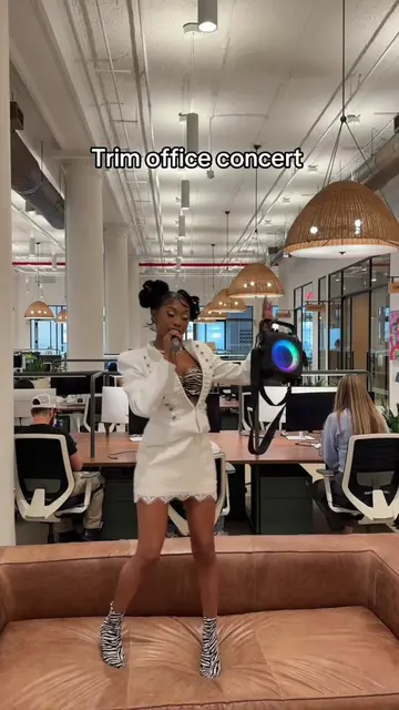 because everyone needs an office concert @itsmstrim #vitacoco #coconutwater 